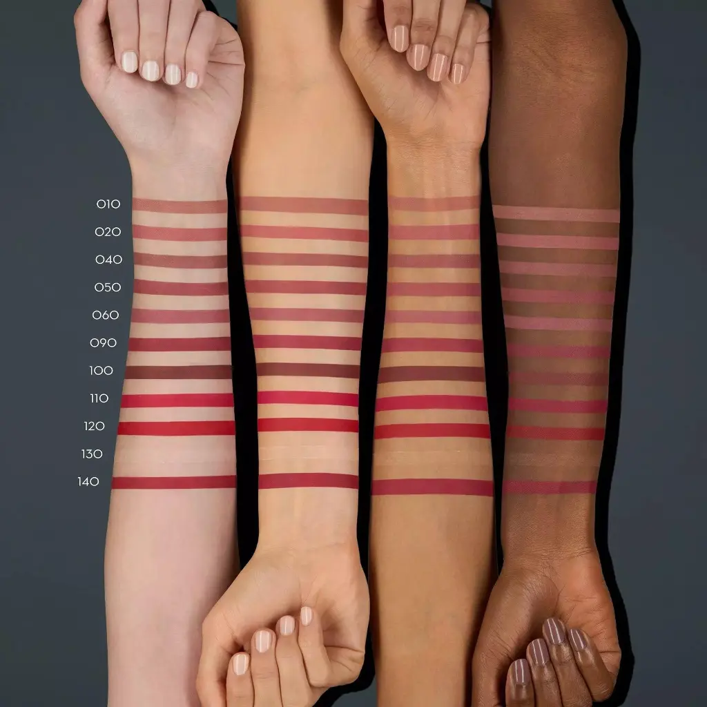 Catrice Plumping Lip Liner hands.webp