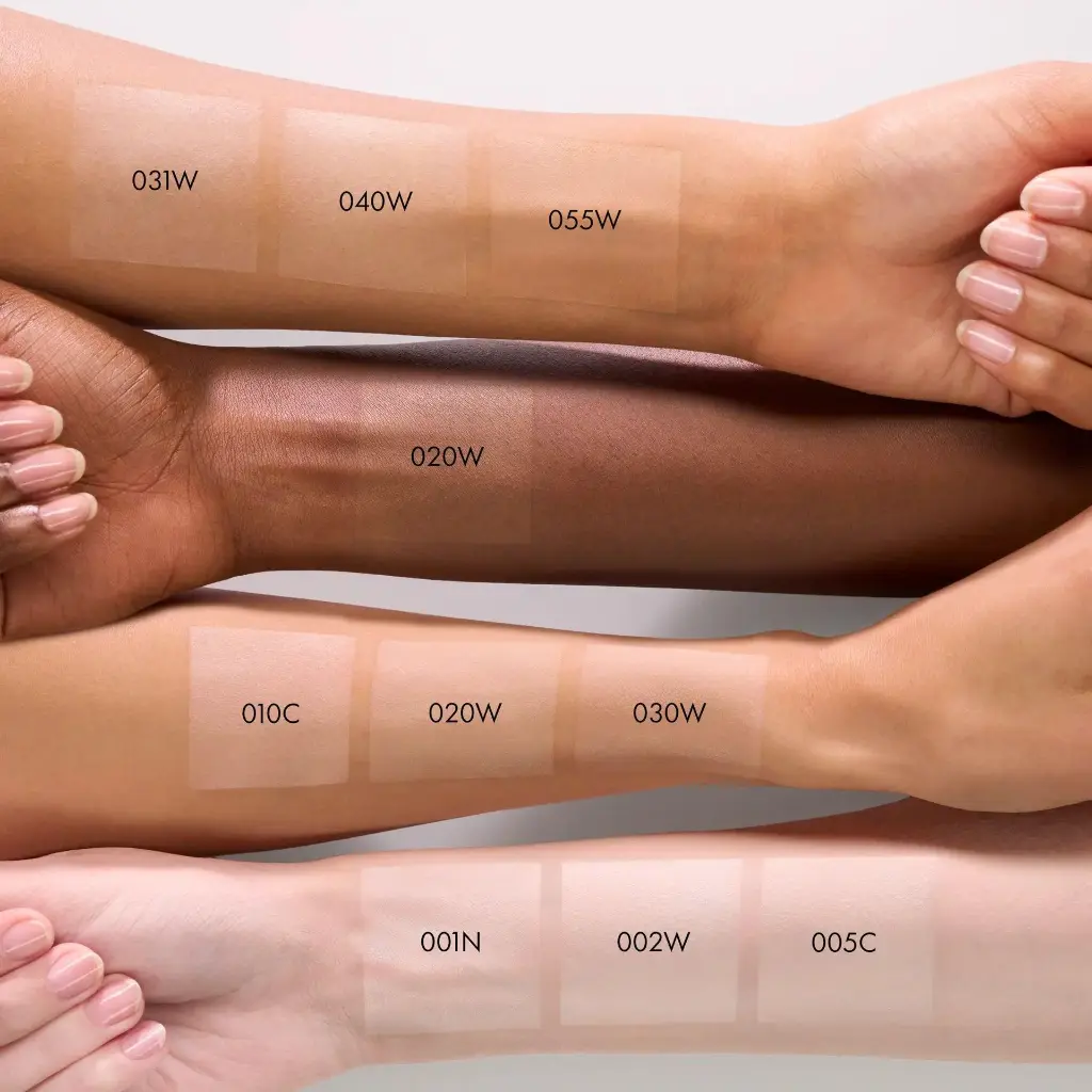 Catrice Soft Blur Matte Airbrush Powder hand.webp