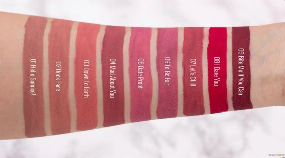 Essence 8h matte liquid lipstick hand.webp