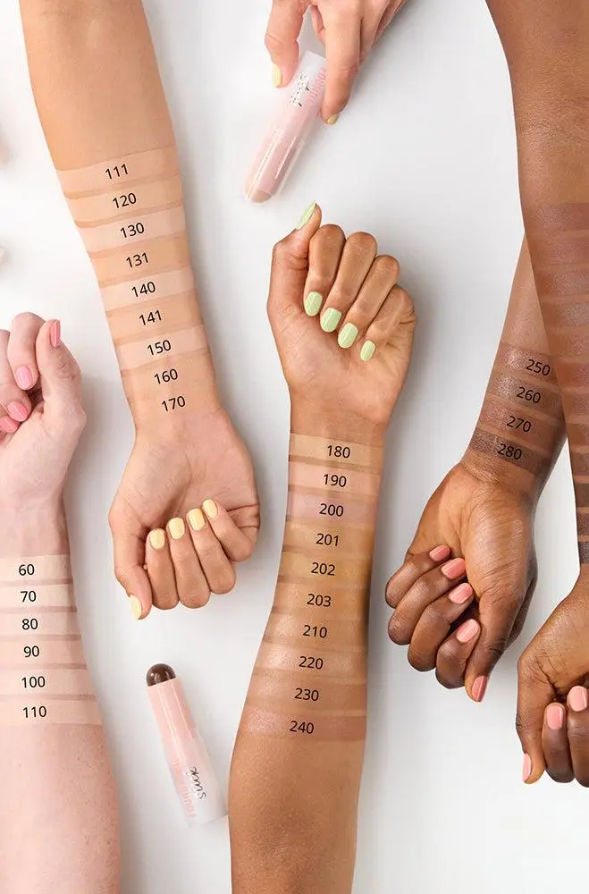 Essence FOUNDATION stick HAND.webp