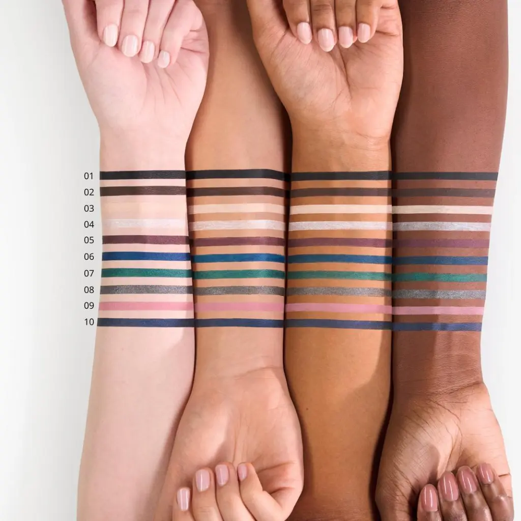 ssence STAY & PLAY GEL EYELINER hand.webp