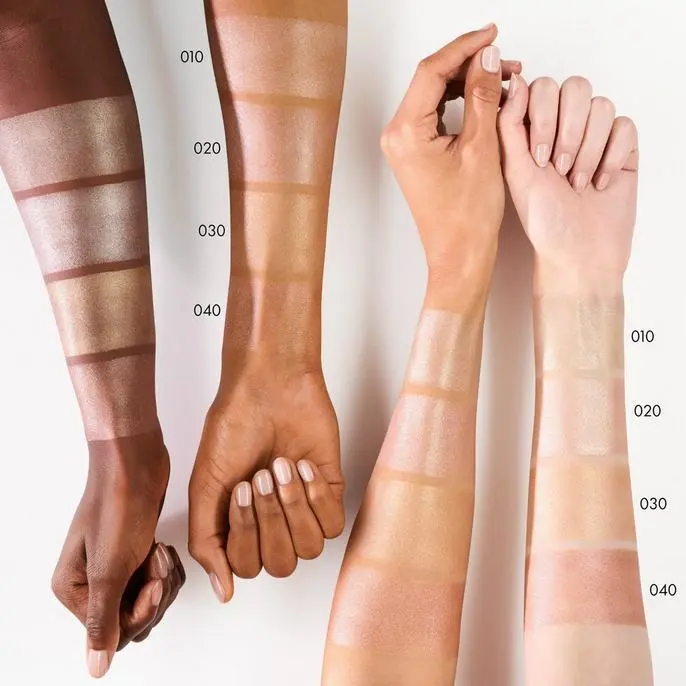 Catrice More Than Glow Highlighter Hand.webp