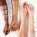 Catrice More Than Glow Highlighter Hand.webp