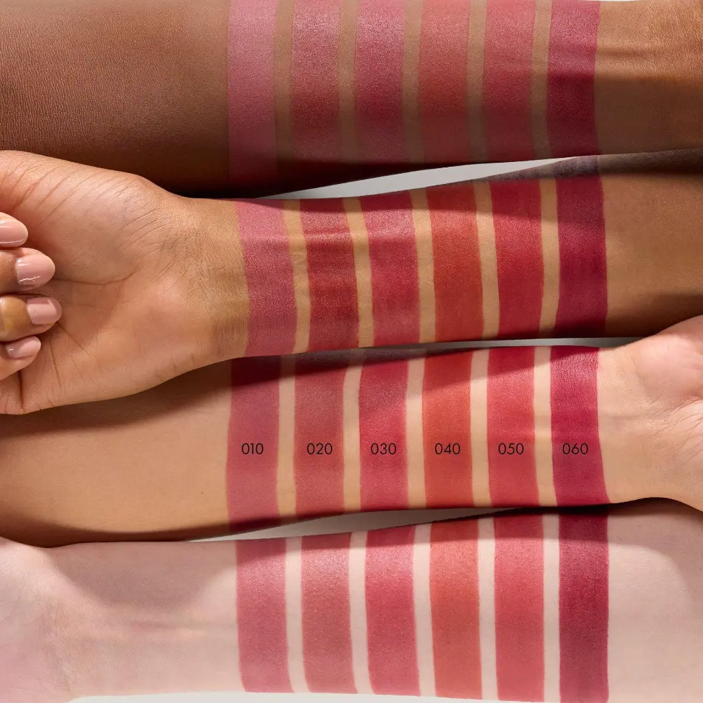 Catrice Pillow Like Matte Lip Mousse hands.webp